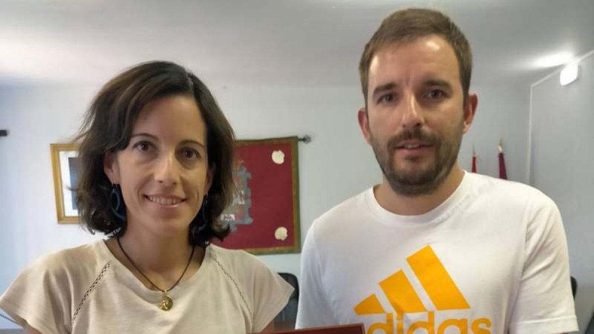 Diego Mencía entregú una placa a Silvia Fernández Oñoro.  DL