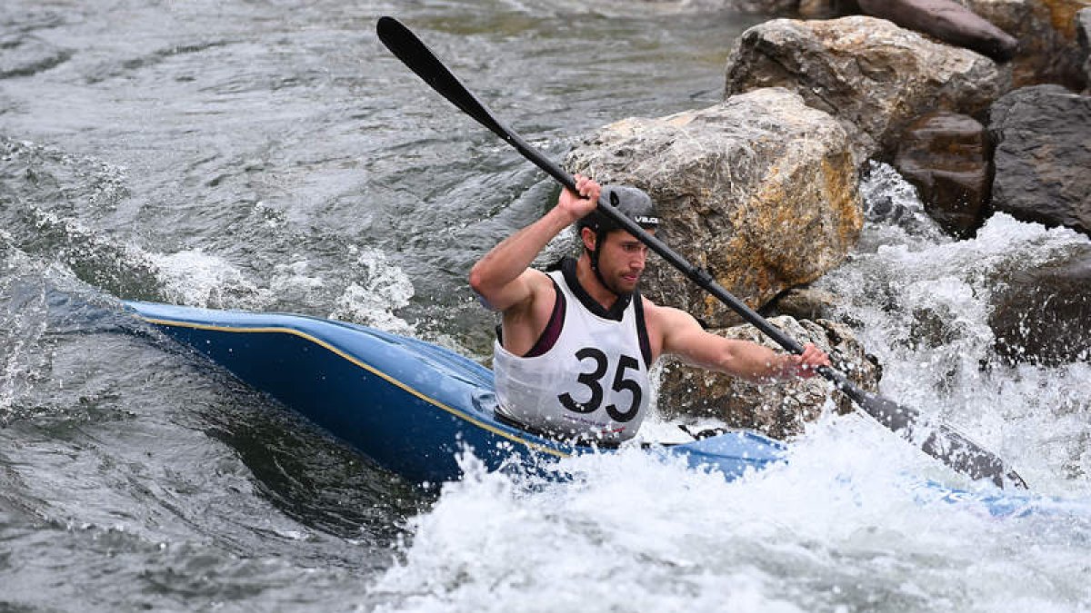 El palista leonés Guillermo Fidalgo en acción durante un descenso de Aguas Bravas. DL