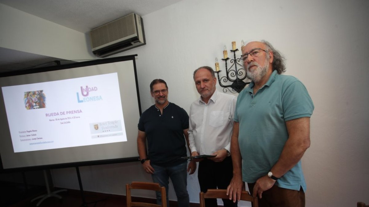 Juanjo Santano, Javier Callado y Rogelio Blanco, durante la presentación del grupo de reflexión Unidad Leonesa, en el Hotel Temple de Ponferrada