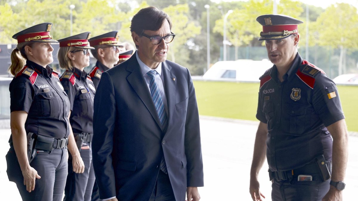 El presidente de la Generalitat, Salvador Illa, durante su primera visita oficial a la sede central de los Mossos d'Esquadra.