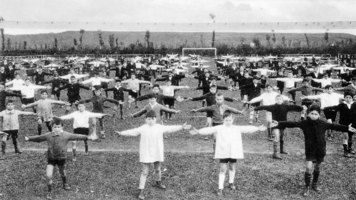 Alumnos del Colegio Leonés haciendo gimnasia.
