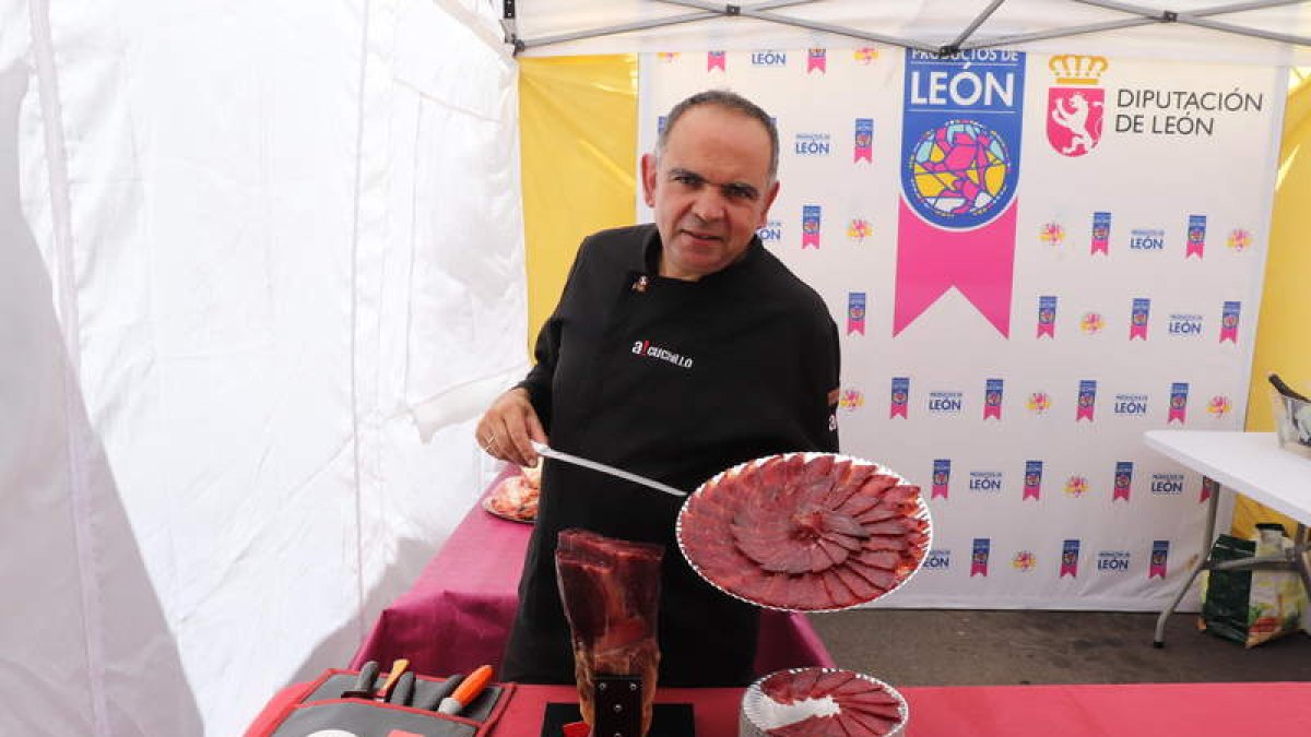 Degustación de cecina con el cortador ‘A Cuchillo’. CAMPOS