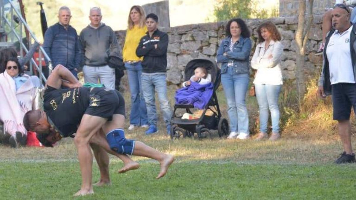 Tomás González se lastimó una de sus rodillas en Liegos. QUIÑONES