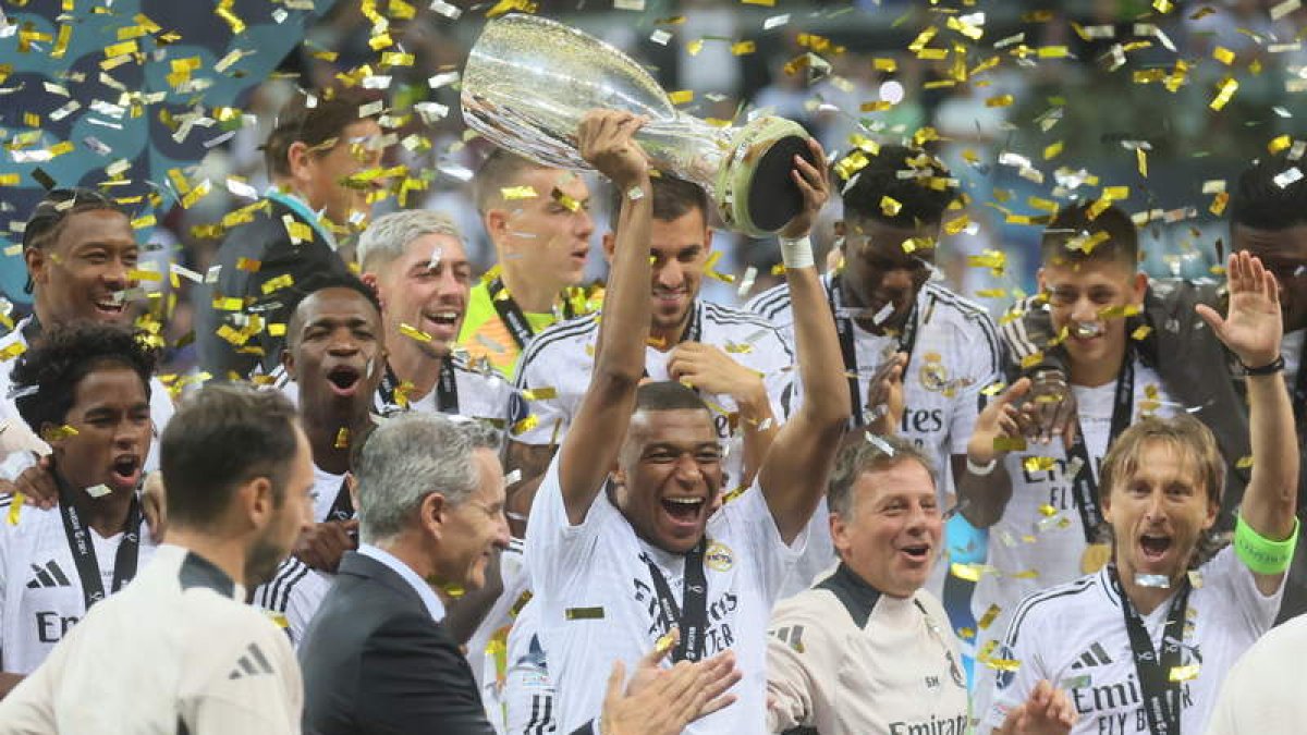 Kylian Mbappé levanta su primer trofeo como futbolista del Real Madrid, la Supercopa de Europa. PIOTR NOWAK