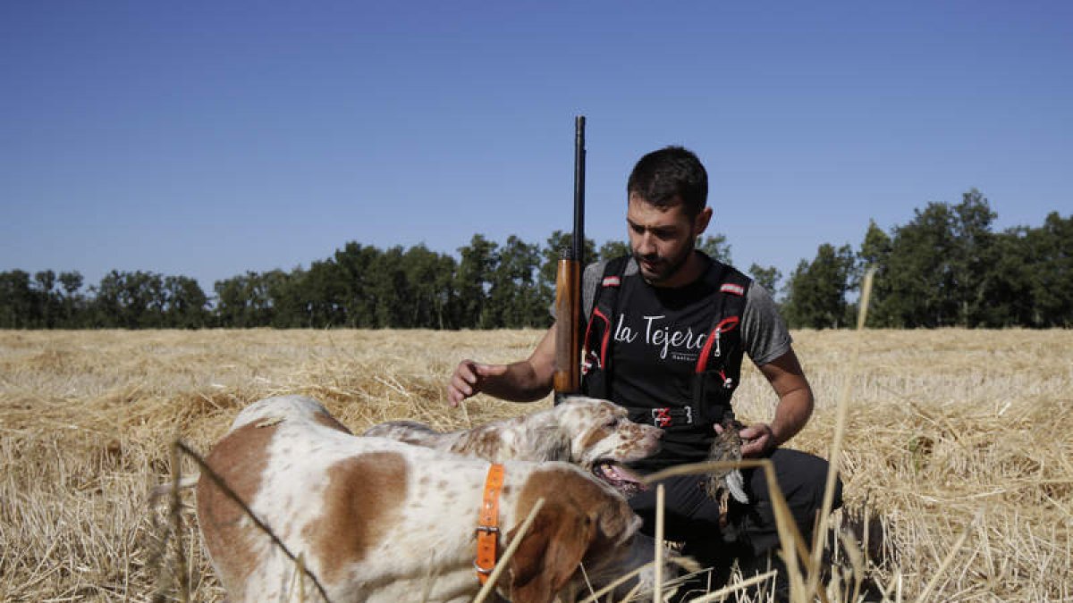 Borja Llamazares, uno de los cazadores más madrugadores, en el primer día de la media veda junto a sus perros Bimba y Sira.  FERNANDO OTERO