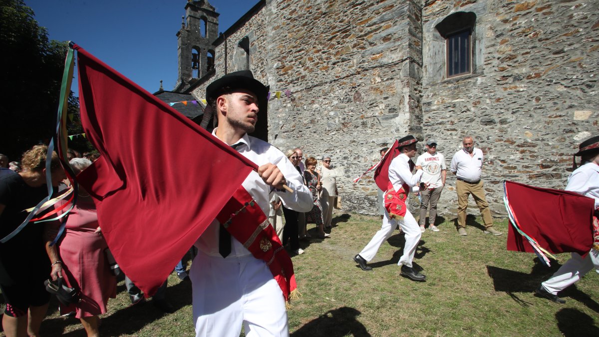 Danzantes de Peranzanes, ante la ermita de Trascastro