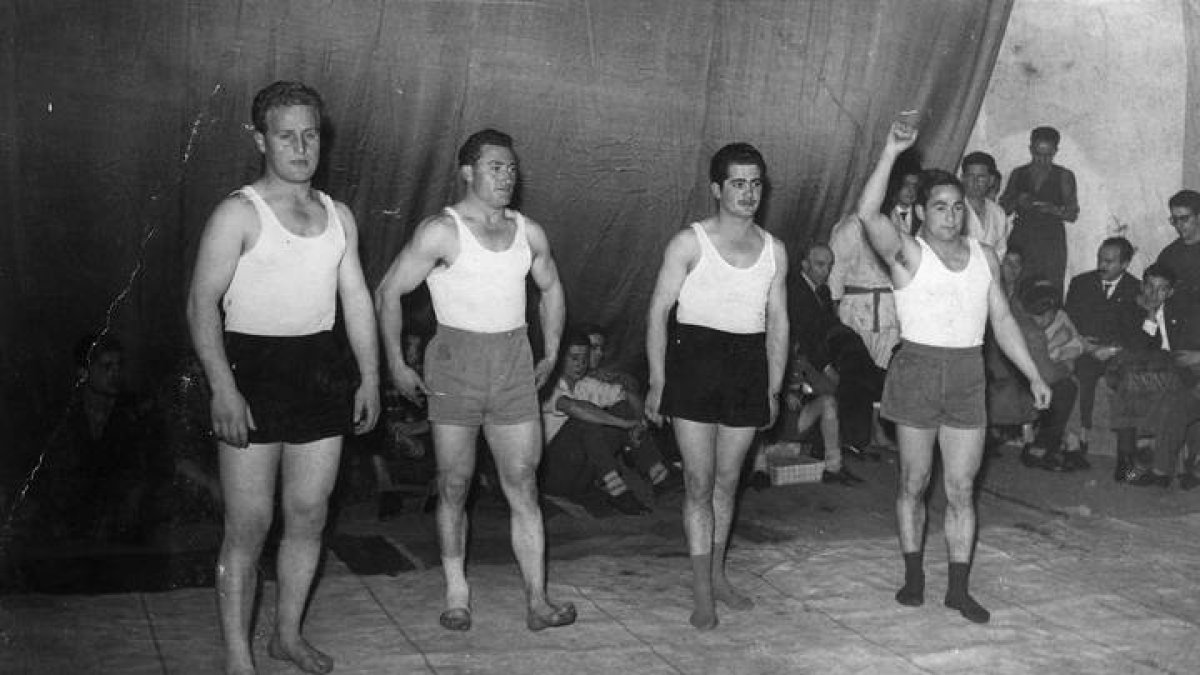 Frumencio, Felipe, Patricio y Cayo de Celis durante un corro de lucha leonesa de la época.