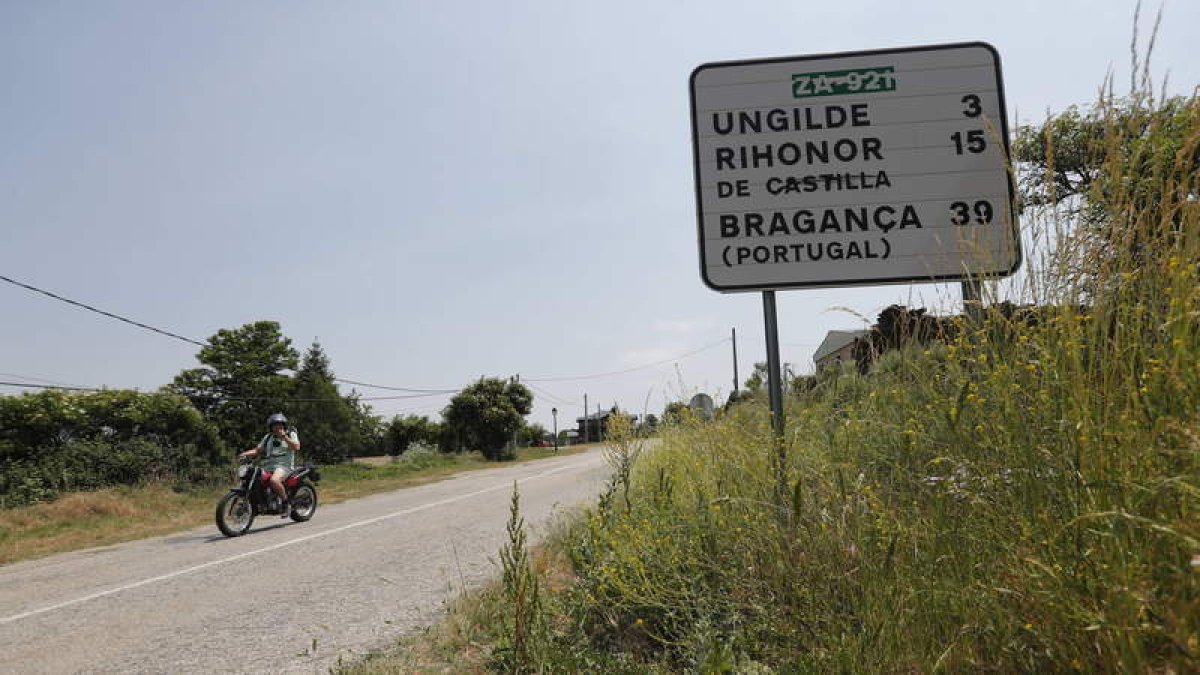 Tramo de la carretera de Sanabria a Braganza por Rihonor.  ARCHIVO