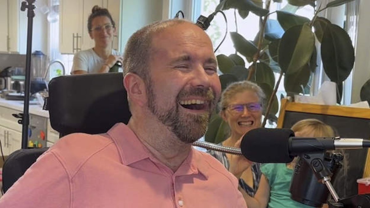 Casey Harrell logra comunicarse a tiempo real con electrodos en su cabeza. NADINE YEHYA