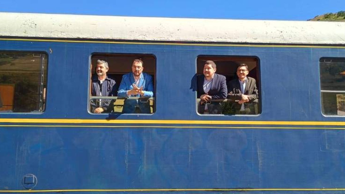Dirigentes del Gobierno de Asturias y Alsa, en uno de los vagones. DL