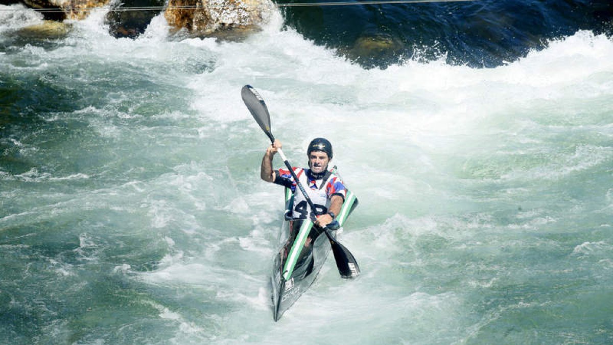 La competición en el Campeonato de Aguas Bravas que se está disputando en el Canal de Sabero-Alejico deja imágenes espectaculares.  ÁNGELÓPEZ