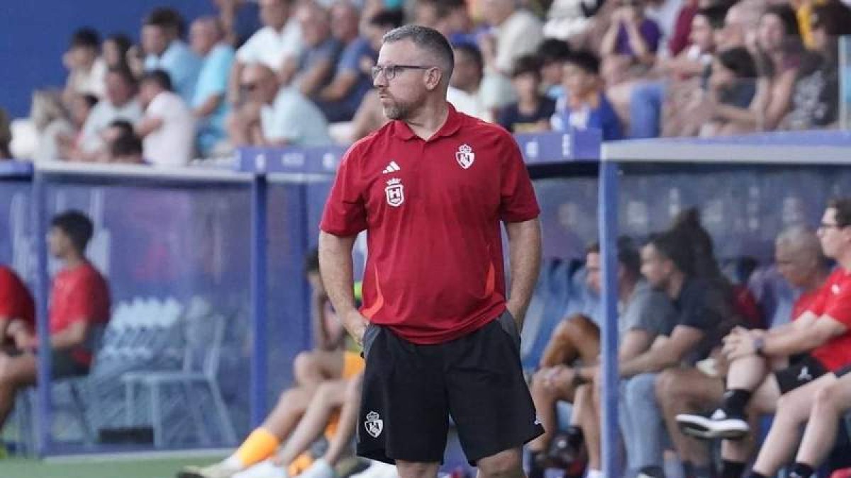 Javi Rey sigue perfilando la plantilla de cara al debut liguero en El Toralín.  SDP