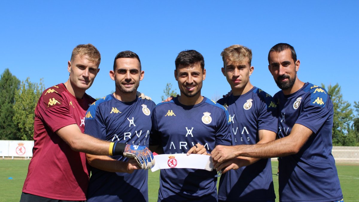 Los cinco capitanes de la Cultural y Deportiva Leonesa.