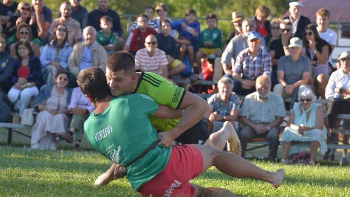 La imagen recoge el combate entre Rodrigo Fuentes y Adrián Rodríguez.  QUIÑONES
