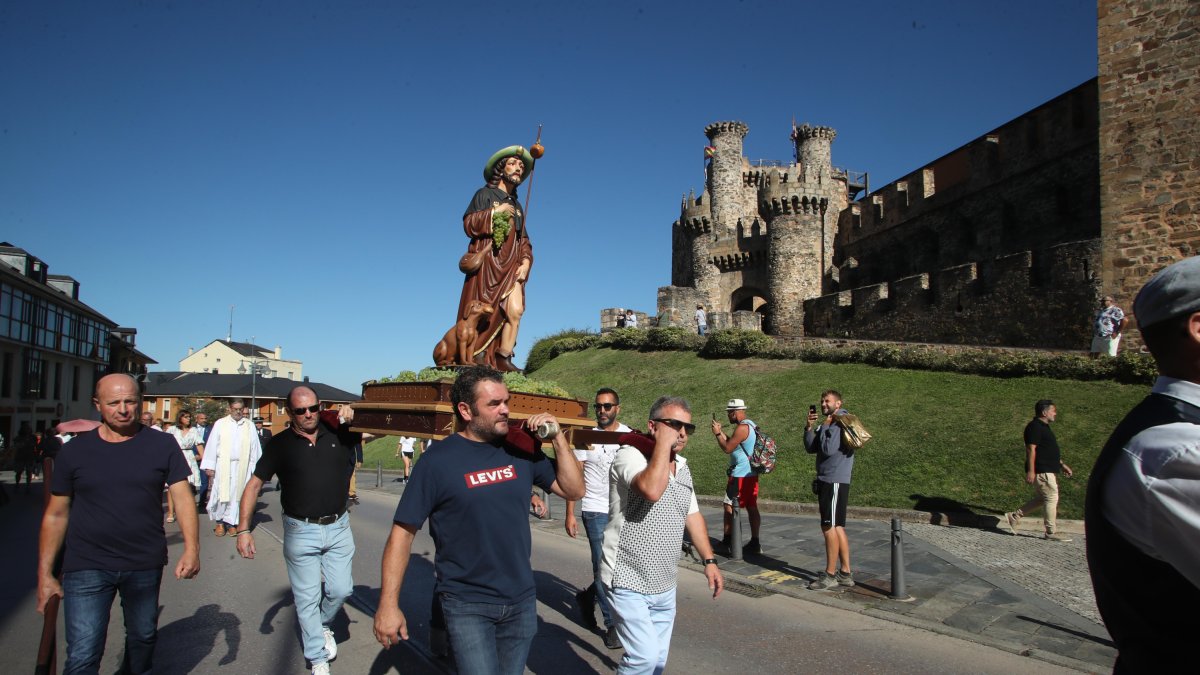 Procesión con la imagen de San Roque a su paso por el Castillo de Ponferrada.