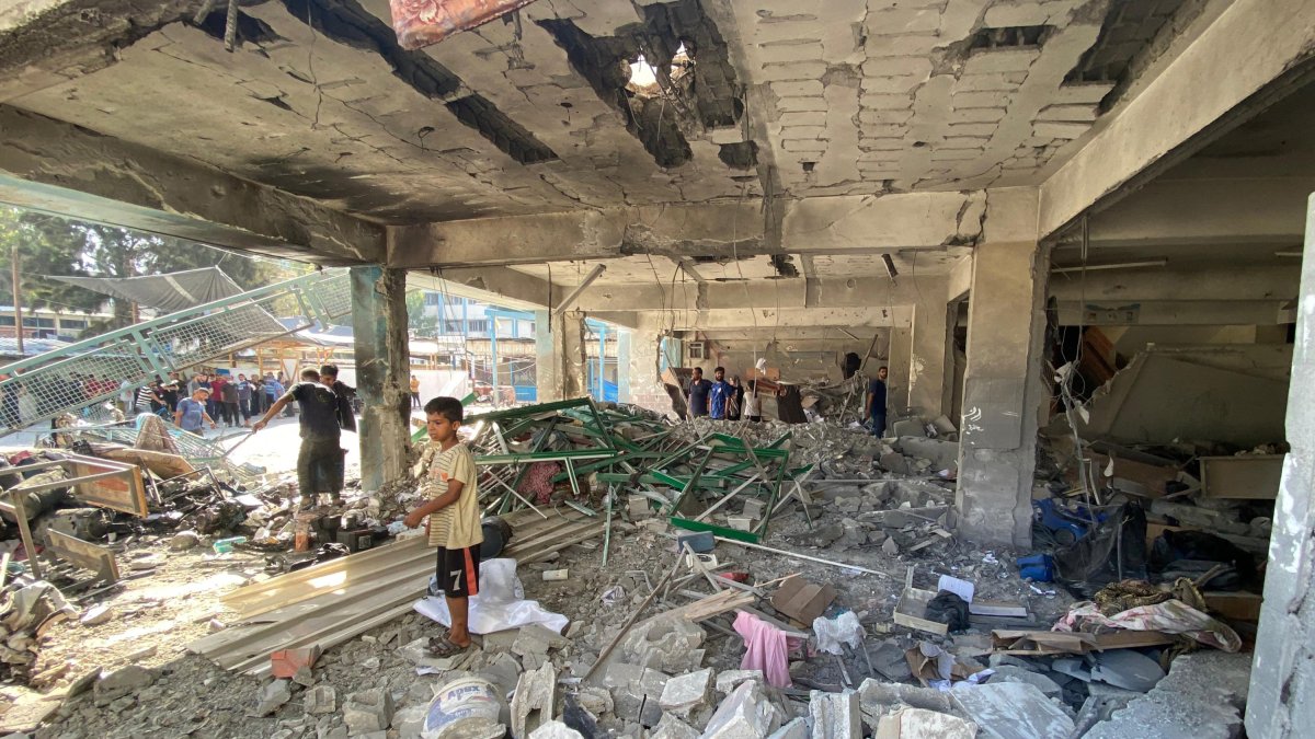 Un niño gazatí camina entre los escombros de una vivienda.o