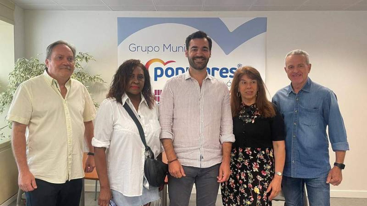 Algunos residentes venezolanos en León con el portavoz municipal del PP. DL