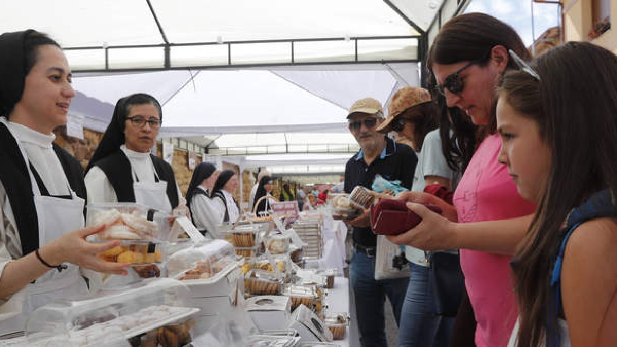Una de las pasadas ediciones de la feria del dulce de las monjas de Gradefes. ARCHIVO
