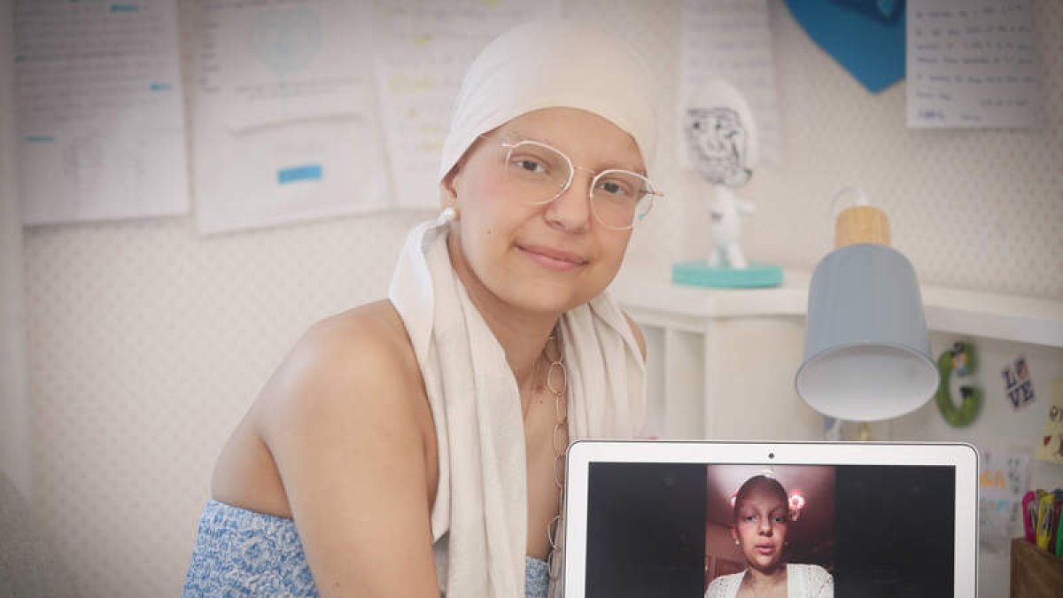 Lucía García, ayer en su casa con el vídeo que se ha convertido en viral.  ÁNGELLOPEZ