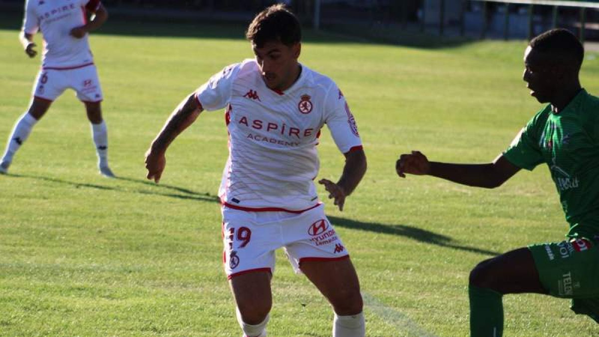 Antón Escobar, en una acción del partido de la Cultural frente al Atlético Astorga. CYDL