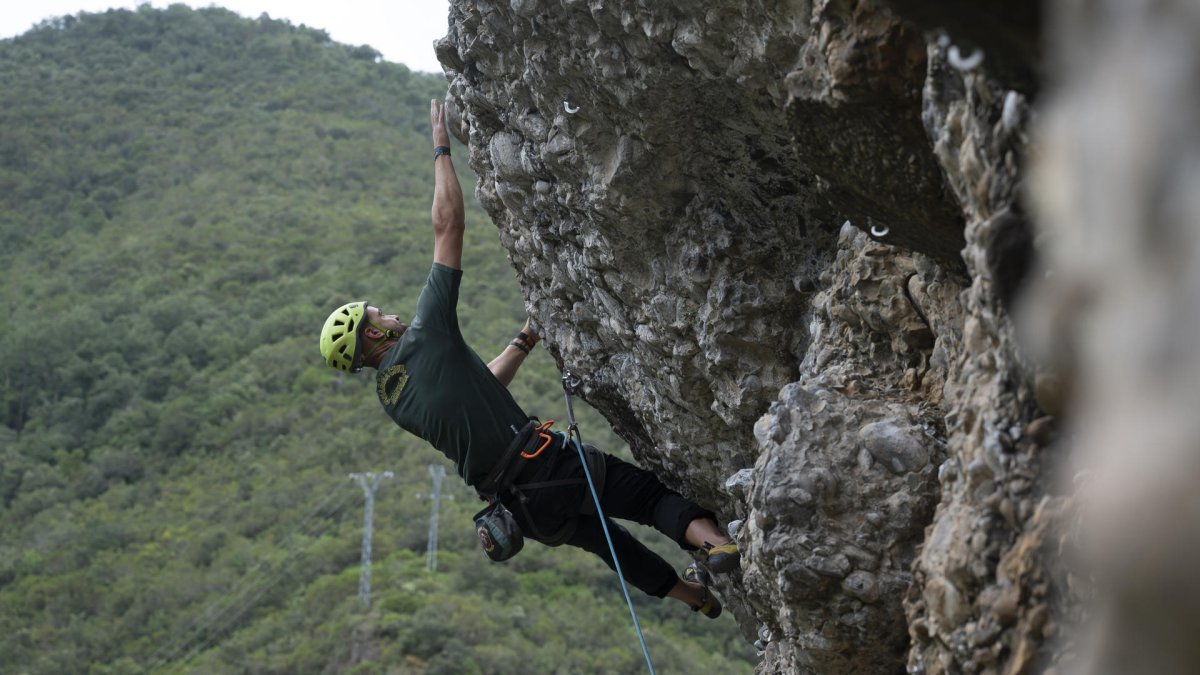 Imagen de archivo de un agente del Grupo de Rescate Especial e Intervención en Montaña (Greim) de la Guardia Civil practicando ejercicios de escalada