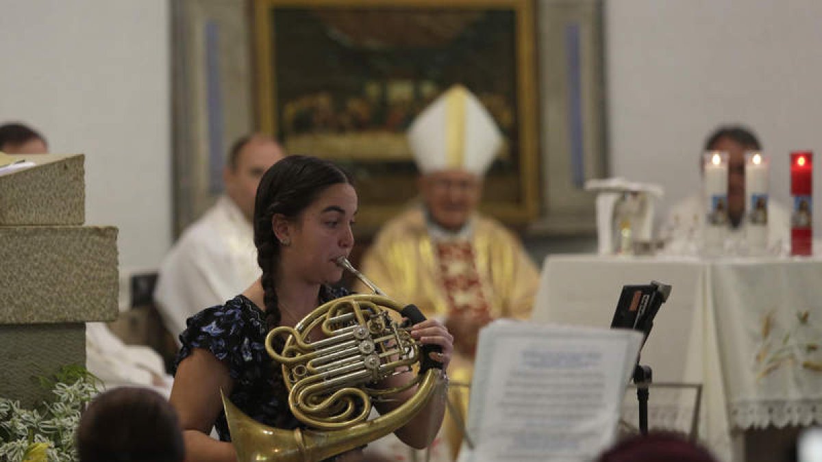 No faltó la música durante la eucaristía.  FERNANDO OTERO