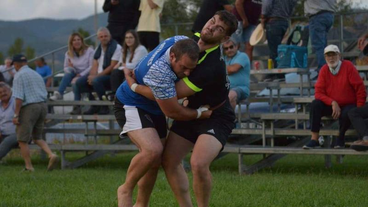 Pedro Alvarado y Jesús Quiñones, ayer en Vegaquemada.  Á. QUIÑONES