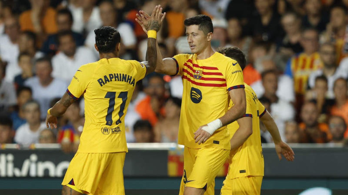 Lewandowski marcó los dos goles del FC Barcelona en el triunfo de los azulgrana ante un Valencia bastante gris. BIEL ALIÑO