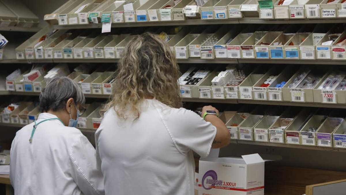 Sala de farmacia de un centro hospitalario leonés. FERNANDO OTERO