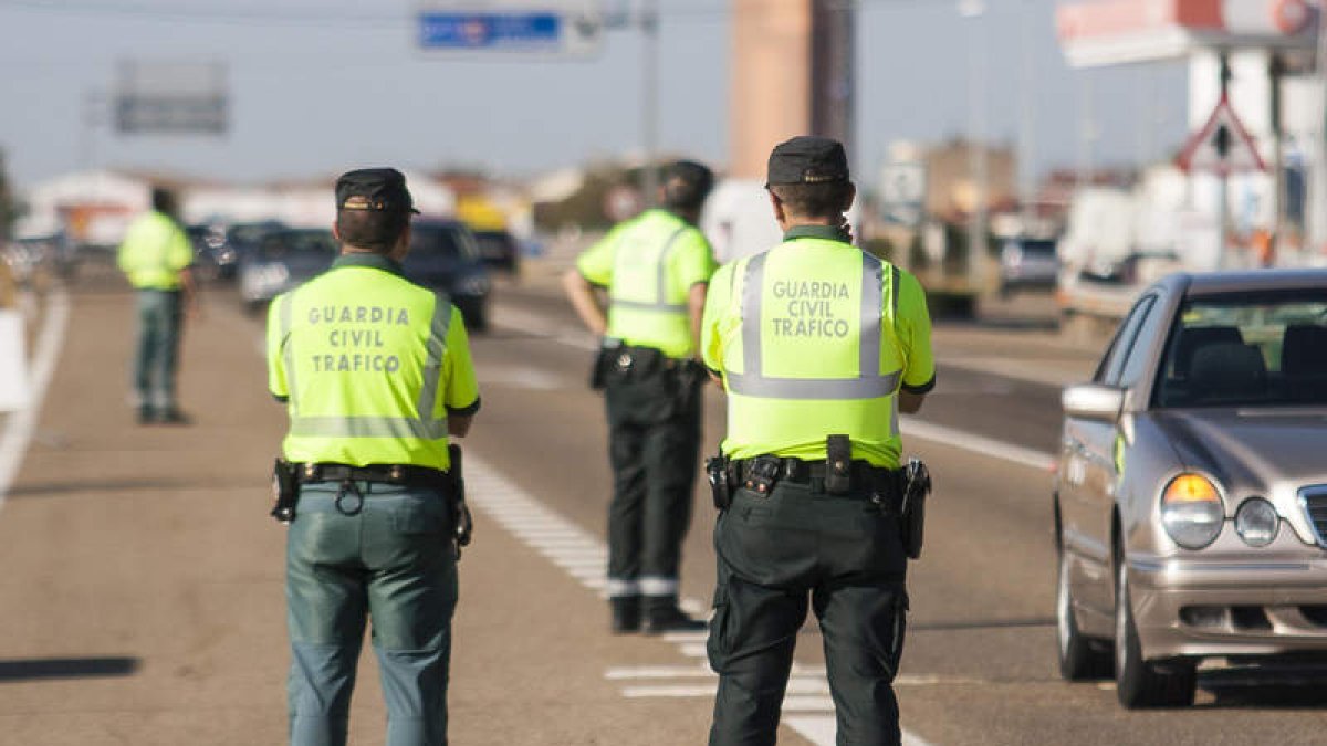 Agentes de la Guardia Civil de Tráfico en una concurrida carretera leonesa.  FERNANDO OTERO