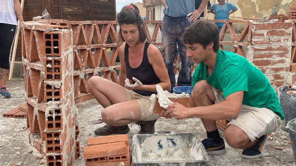 Dos alumnos trabajando en Mansilla de las Mulas.  DL