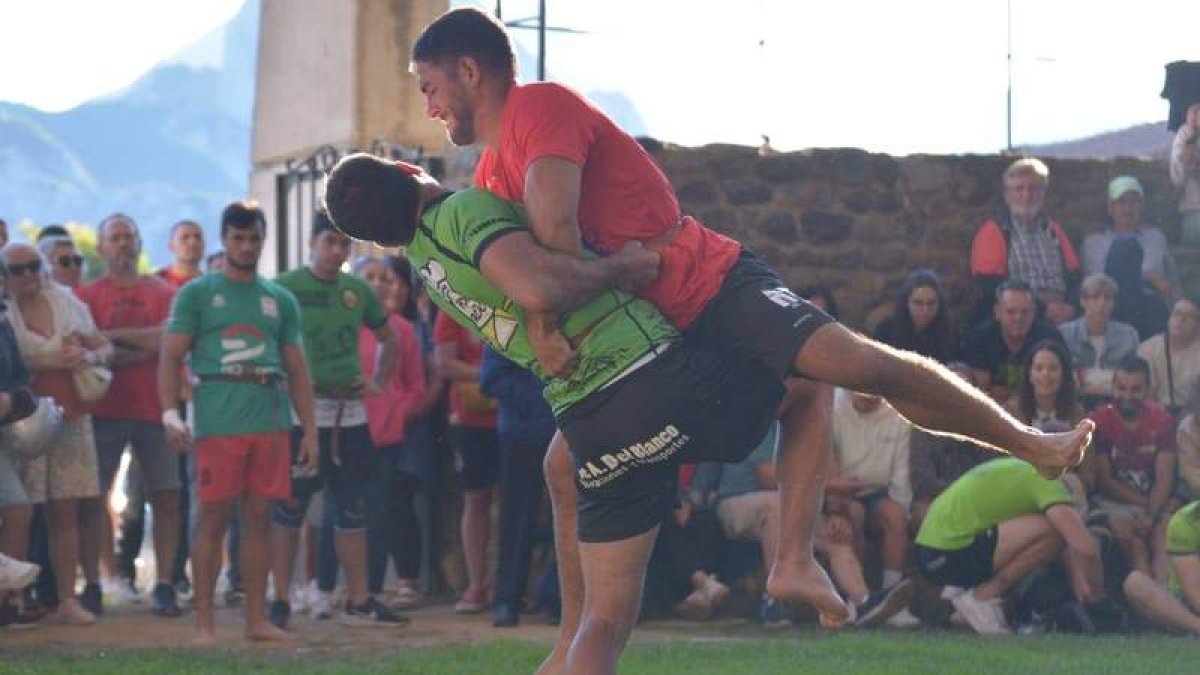 Víctor Llamazares e Ibai Gracia, ayer durante su combate en el luchódromo de Riaño. ÁLVARO QUIÑONES
