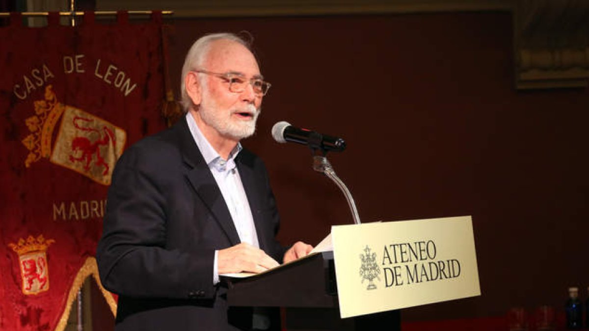 El escritor durante una conferencia.