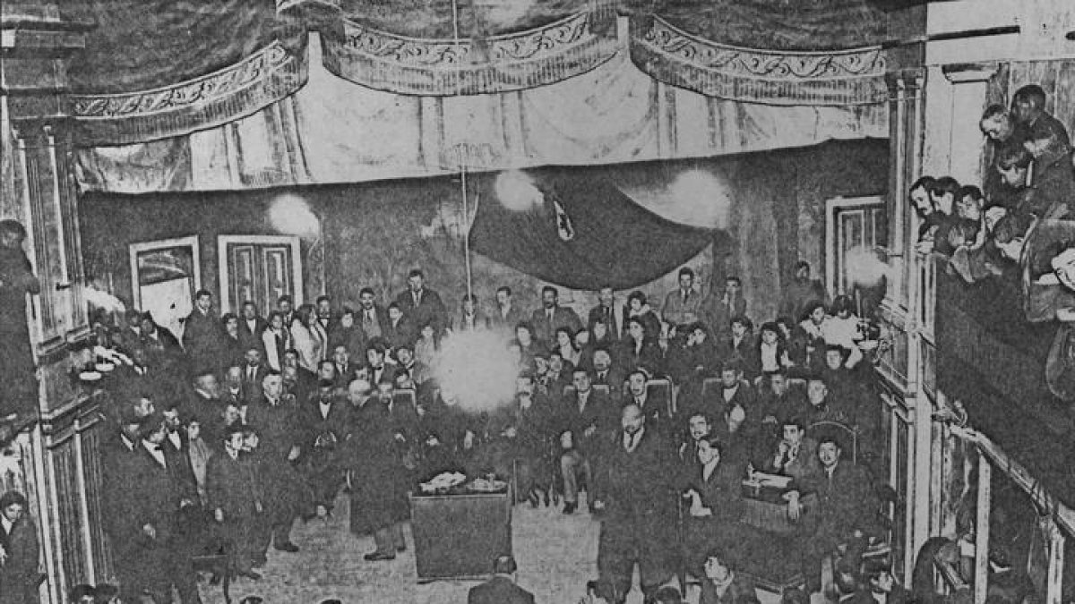 Homenaje ofrecido al padre Miguelez en el Teatro Municipal de La Bañeza en 1913, donde ondea una de las primeras banderas de León