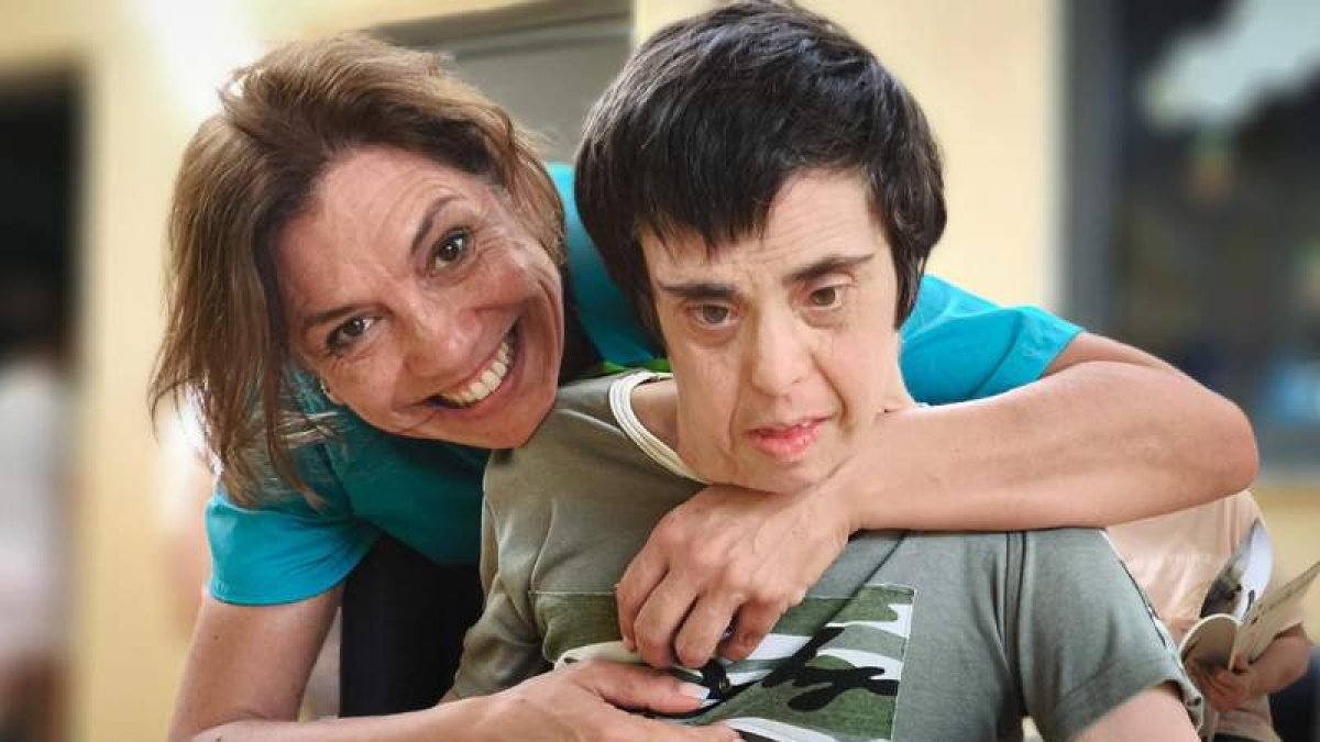 Rosany, junto a uno de los usuarios de Asprona Bierzo, durante las prácticas del curso de formación.