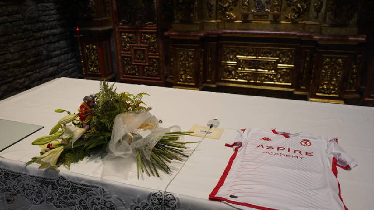 Ofrenda floral de la Cultural a La Virgen del Camino