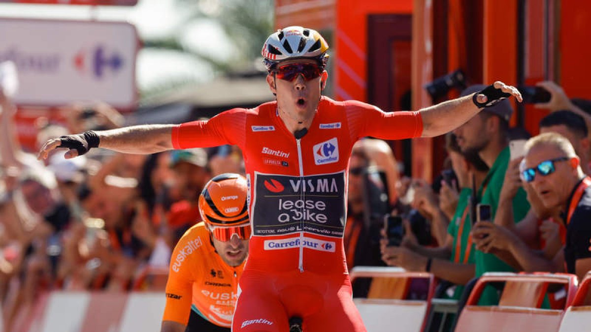 El belga Van Aert celebra su portentosa victoria al esprint en la tercera etapa de la Vuelta. J. LIZÓN