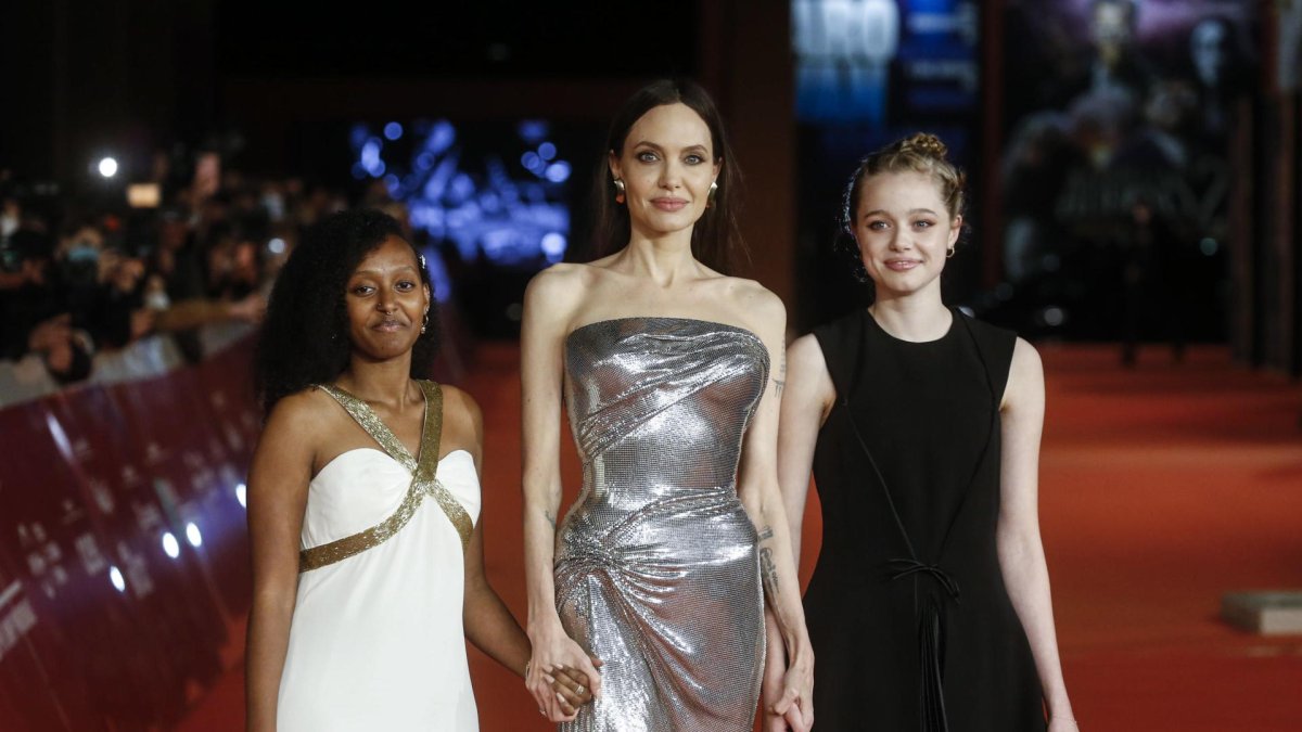 Fotografía de archivo en donde se ve de izquierda a derecha Zahara Marley Jolie-Pitt, la actriz estadounidense Angelina Jolie y Shiloh Jolie en la alfombra roja para la presentación de la película 'Eternals' en el 16º Festival Internacional de Cine de Roma, en Roma, Italia, el 24 de octubre de 2021. EFE/Fabio Frustrac
