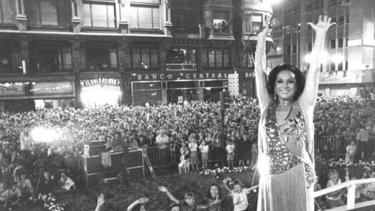 Lola Flores durante una actuación en la Plaza de Santo Domingo en las fiestas de San Juan de 1989