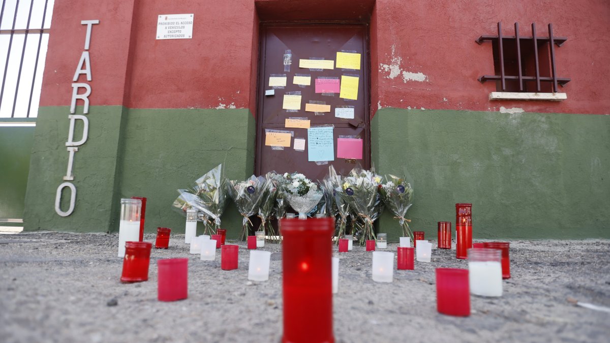 Velas y flores en homenaje ante el polideportivo Ángel Tardío en Mocejón (Taledo), mientras prosiguen las investigaciones para esclarecer el móvil del crimen del pequeño Mateo en el campo de fútbol de la localidad toledana de Mocejón tras la detención de un joven de 20 años que ha confesado el crimen y que podría sufrir algún tipo de trastorno mental.