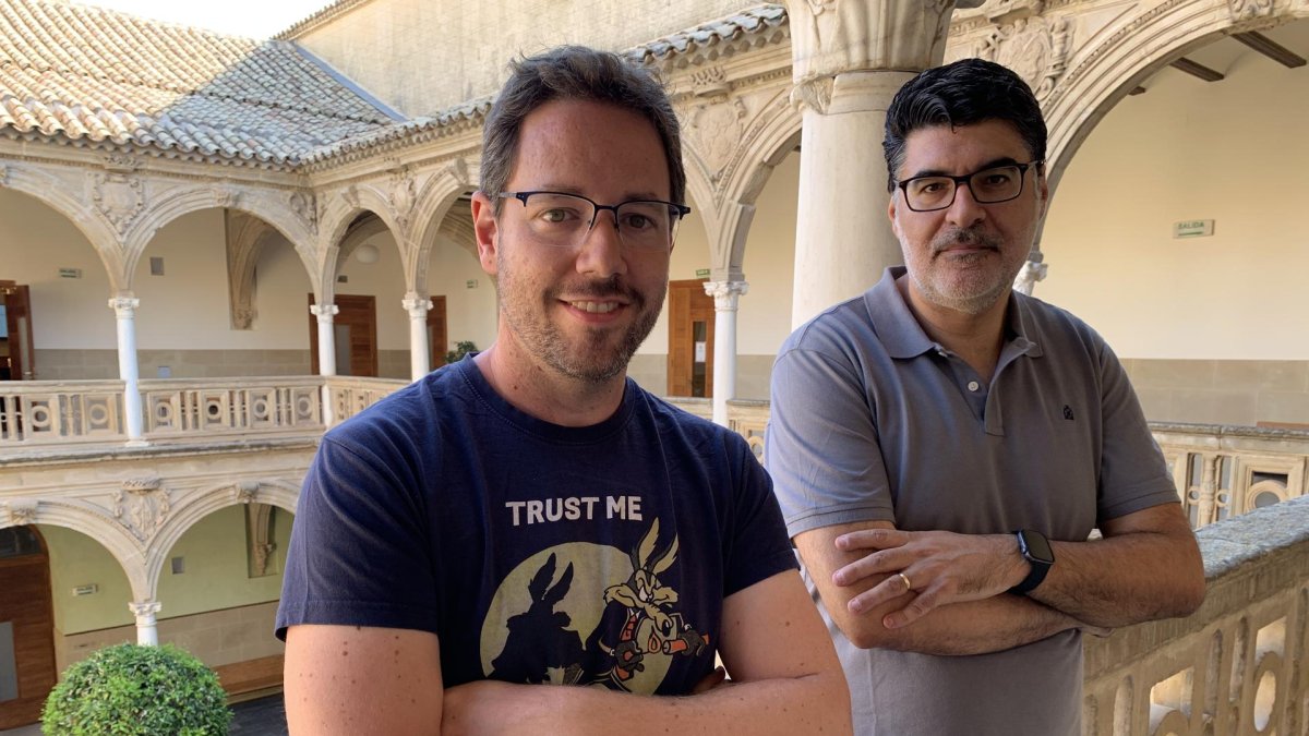 El ingeniero de Telecomunicaciones y doctor en Tecnologías de la Información y la Comunicaciones por la de Universidad de Granada (i), junto al catedrático de Teoría de la Señal y las Comunicaciones de la Universidad de Málaga, Andrés Ortiz, posan en la Universidad Internacional de Andalucía en Baeza (Jaén), este martes durante una entrevista con EFE en la que han analizado cómo ha avanzado la Inteligencia Artificial en los últimos años, aunque “se ha estancado” y nunca llegará a dominar a los humanos “como en Terminator”. EFE/Fermín Cabanillas