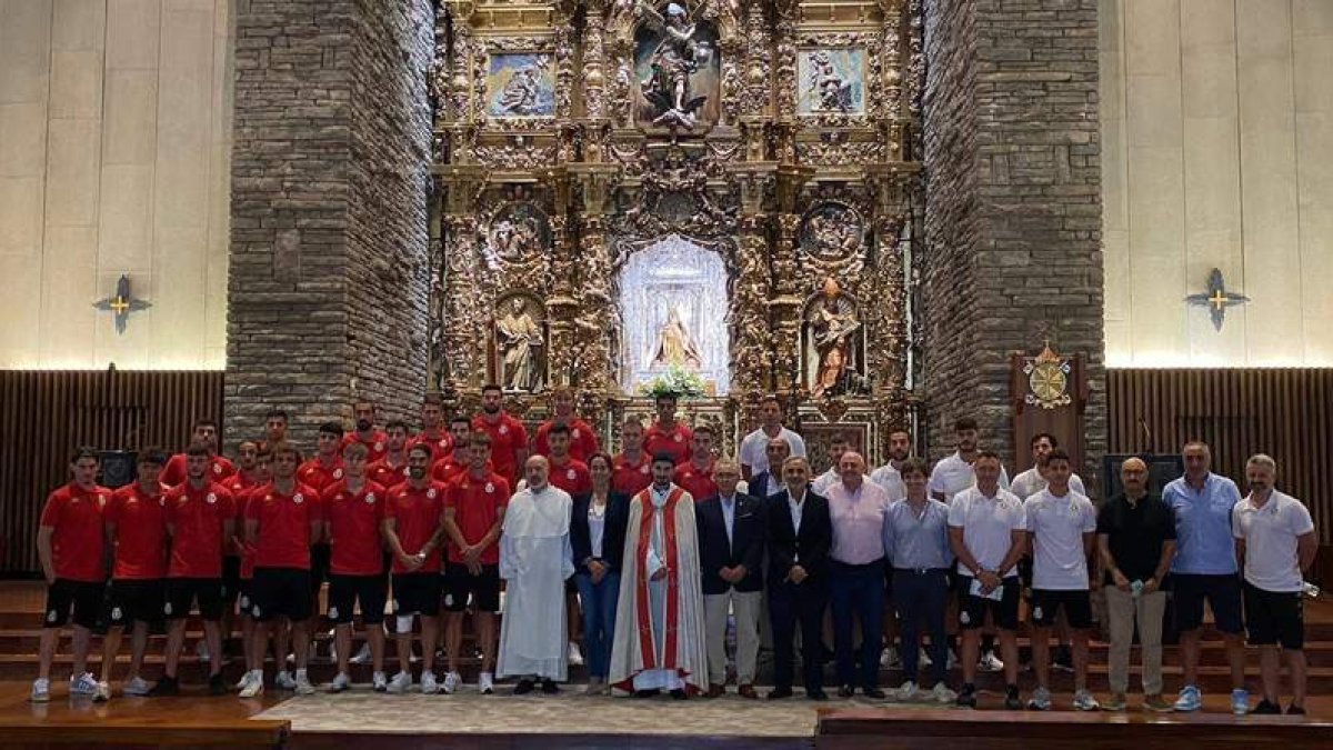 La plantilla, el cuerpo técnico y la directiva de la Cultural realizan su tradicional ofrenda floral a la Virgen del Camino antes de empezar la competición liguera.  DL
