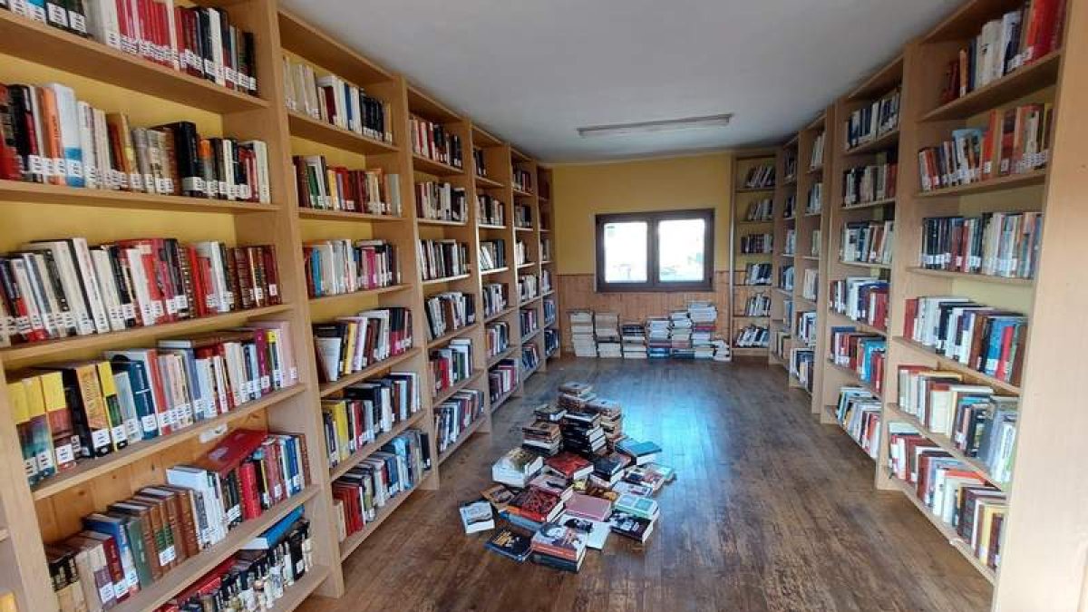 La Biblioteca del Concejo de Villamartín del Sil ocupa las antiguas escuelas del pueblo.