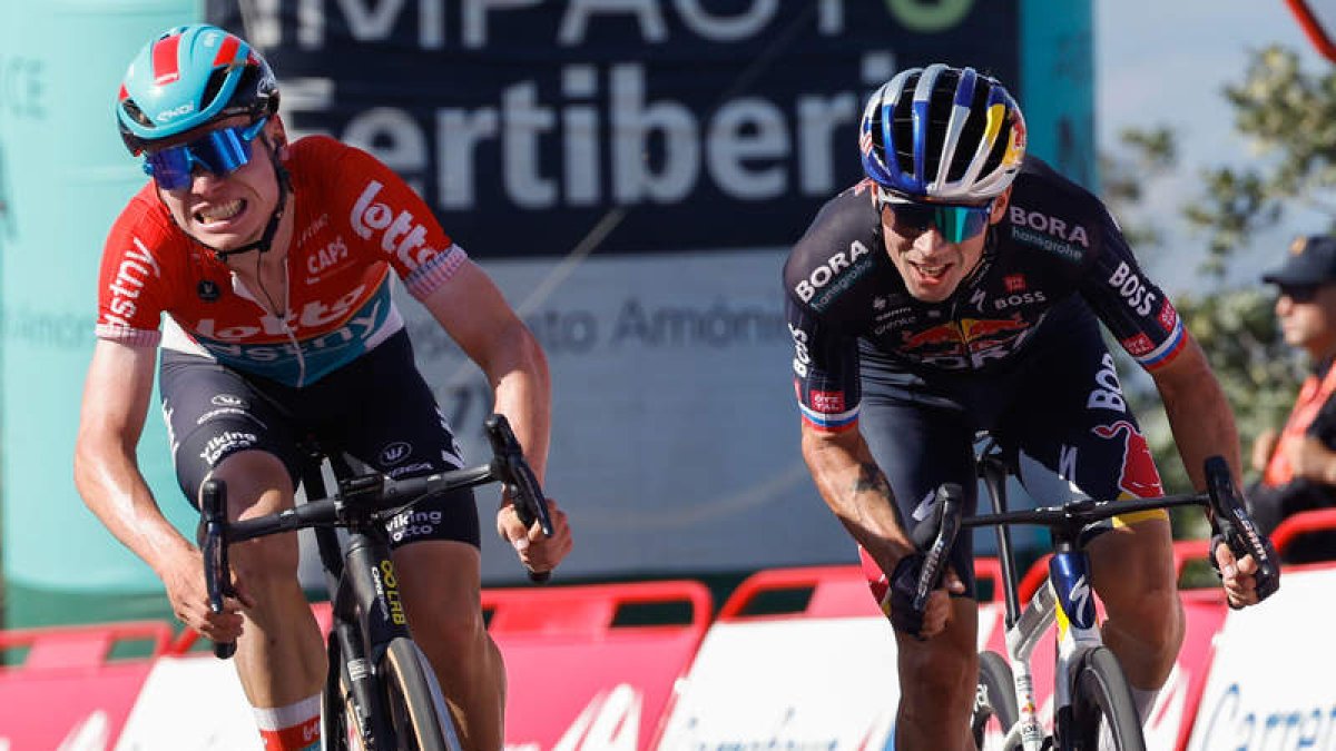 Roglic y Van Aert pelean por llevarse la victoria de etapa. J. LIZÓN