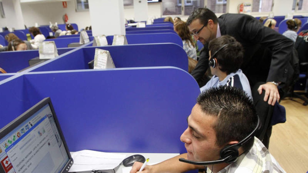 Fotografía de archivo de un grupo de teleopeadores realizando su trabajo.  BRUNO MORENO
