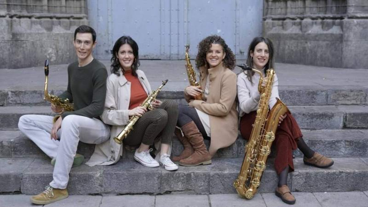 Aslan Ensemble actúa hoy en la vieja estación de Renfe. DL