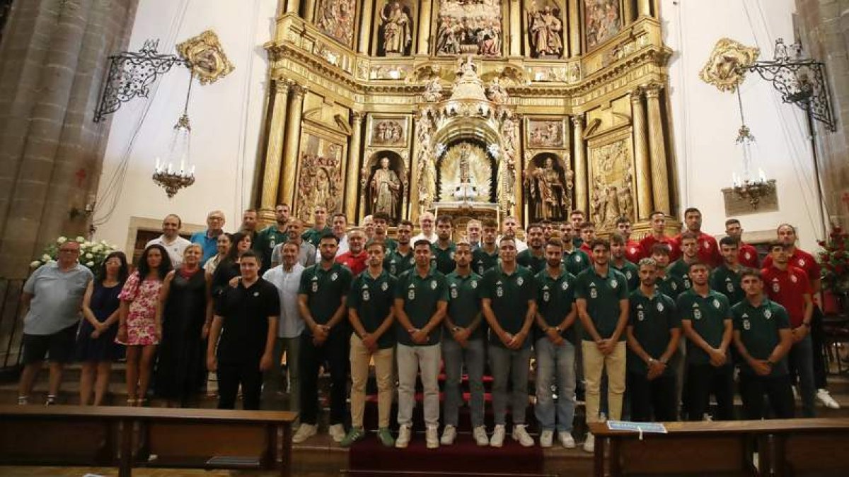 La plantilla de la SD Ponferradina realiza su habitual ofrenda a la Virgen de la Encina y visita el convento de las Madres Concepcionistas de la Calle del Reloj.  ANA F. BARREDO