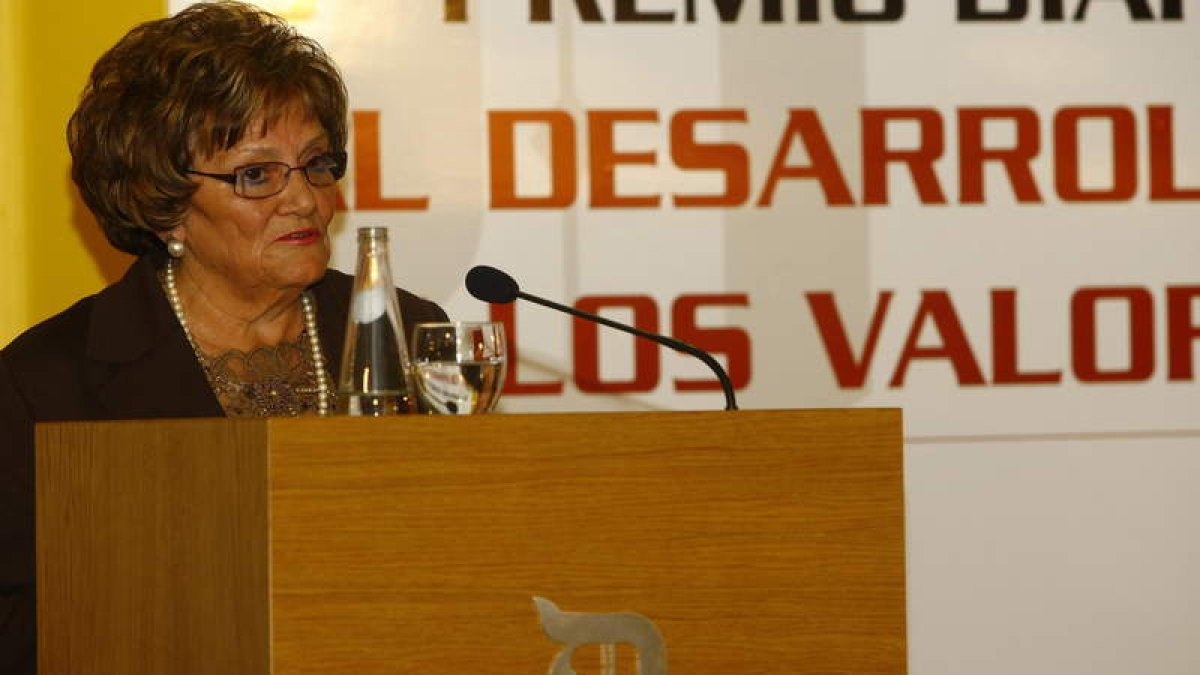 Mercedes García recoge el premio Diario de León en el año 2008. RAMIRO