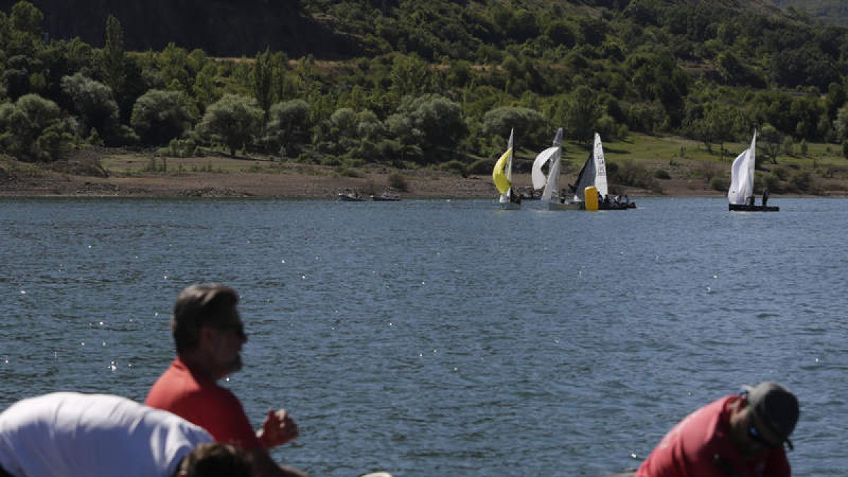 La imagen recoge el campeonato de la Copa de España de Vela que disputó dos jornadas en el embalse de Los Barrios de Luna.  FERNANDO OTERO