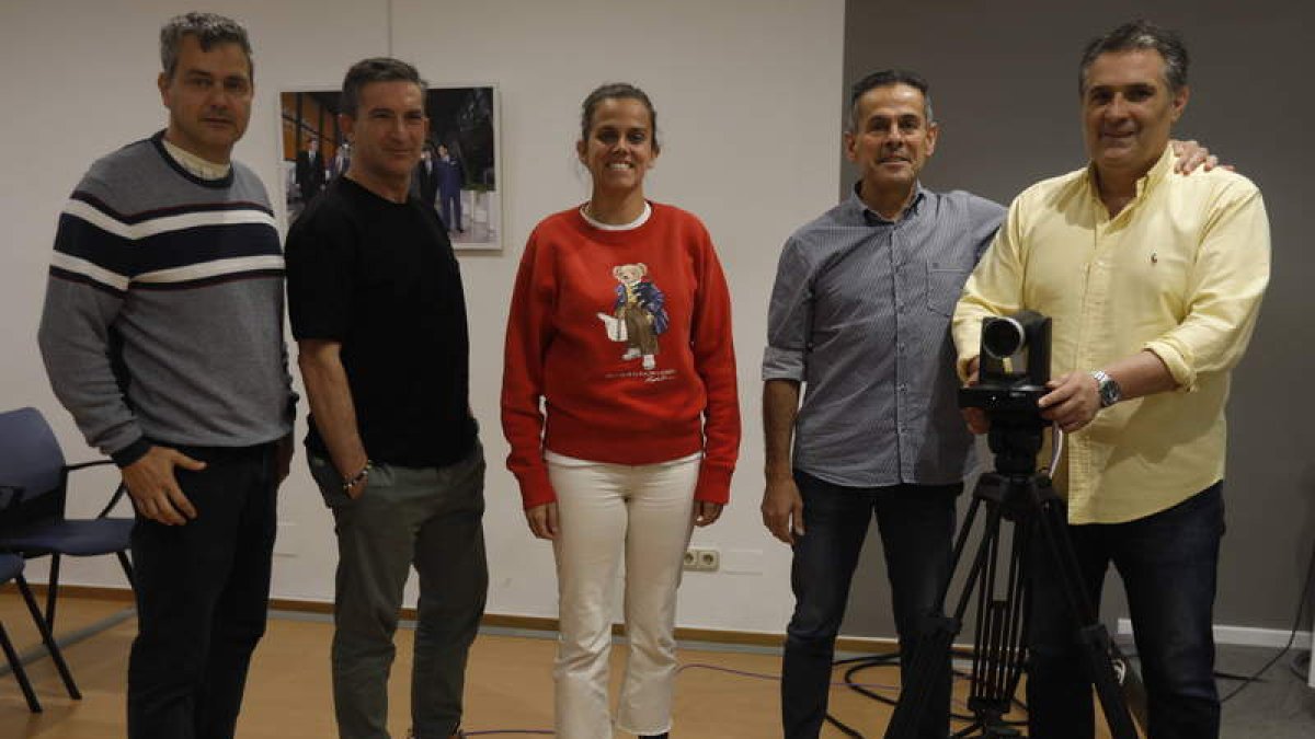 Raúl Castro, José Antonio Pérez, Yoli Chamorro, Ángel Fraguas y Óscar Díez, en el Club de Prensa de Diario de León. RAMIRO